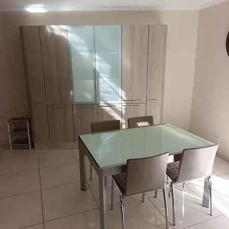 Sunny Two Bedroom In Qawra 公寓